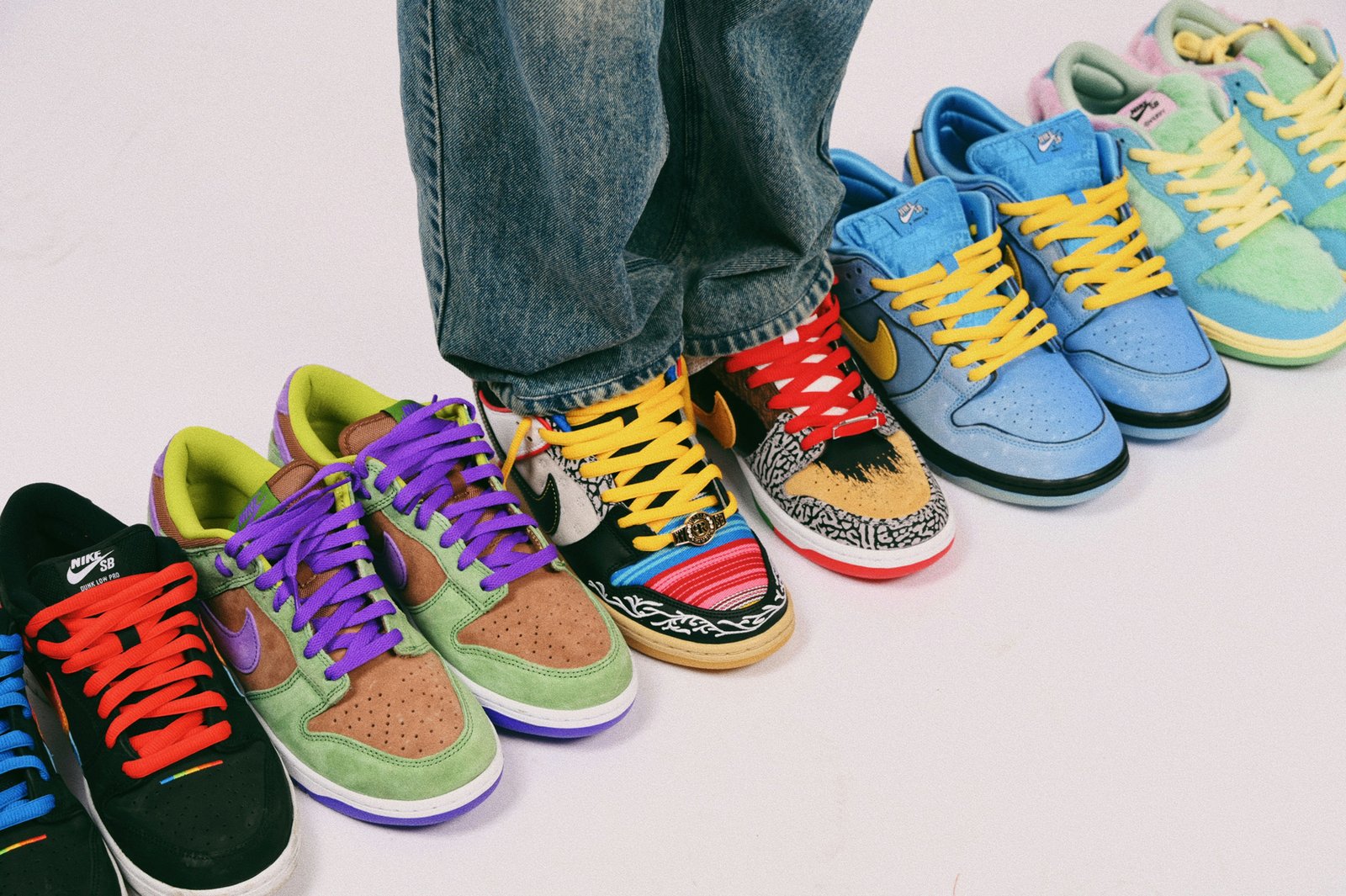 Mehrere Turnschuhe vor der Waschmaschine
