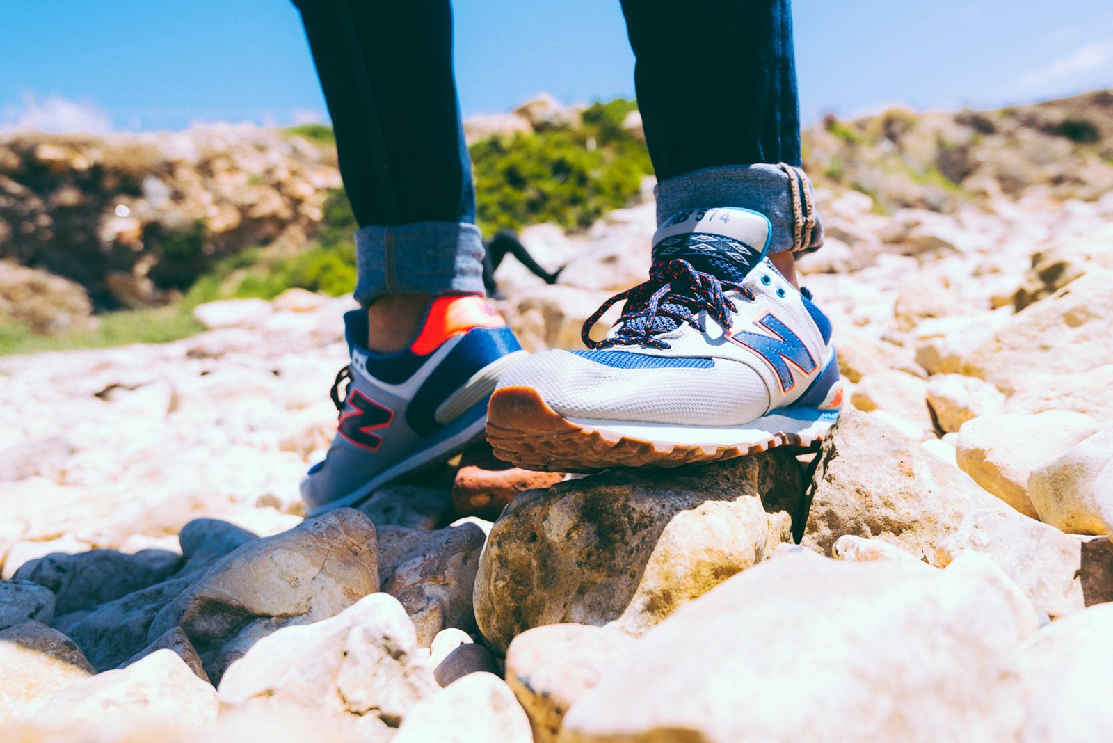 Turnschuhe vor der Waschmaschine