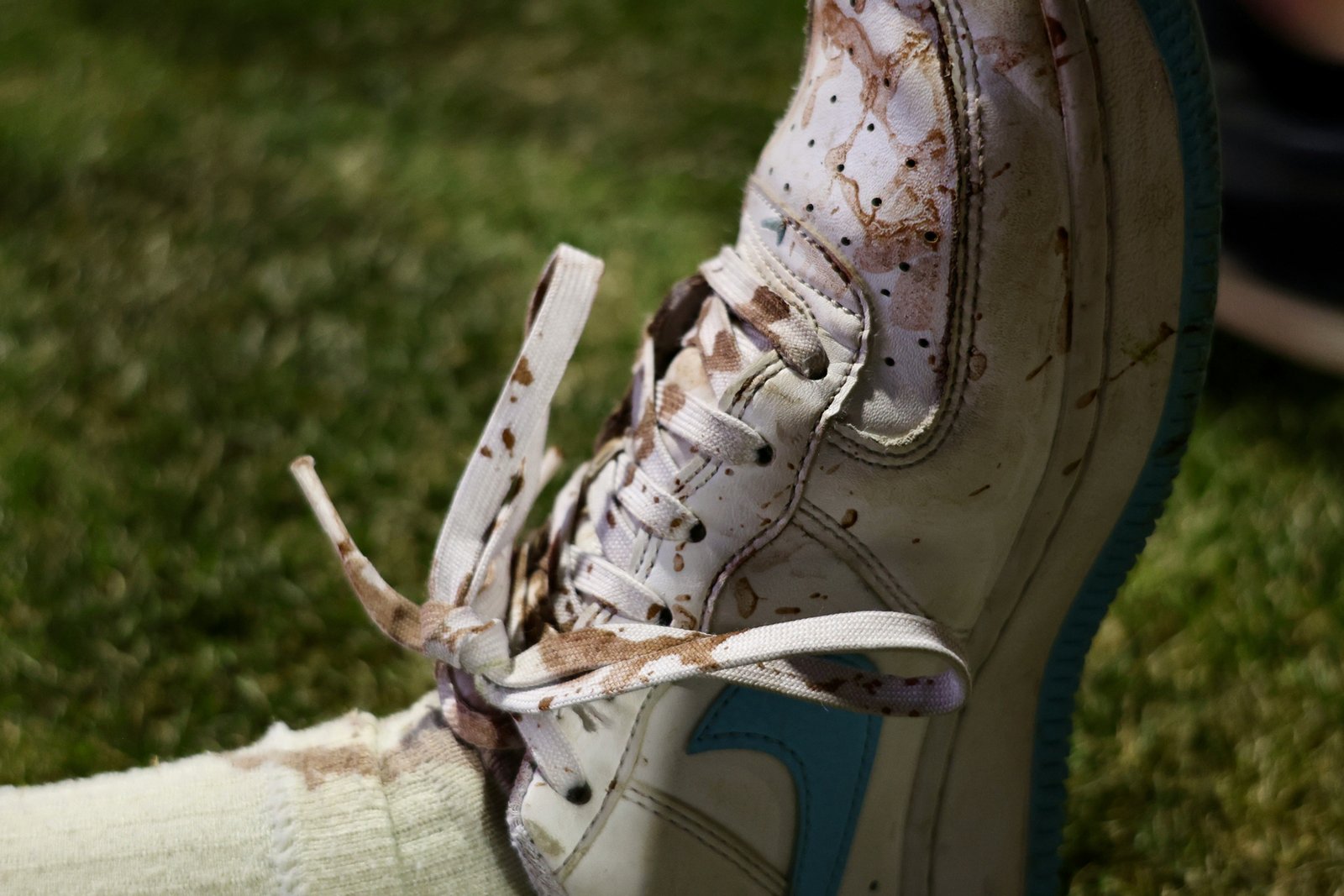 Stark verschmutzte Turnschuhe vor der Reinigung