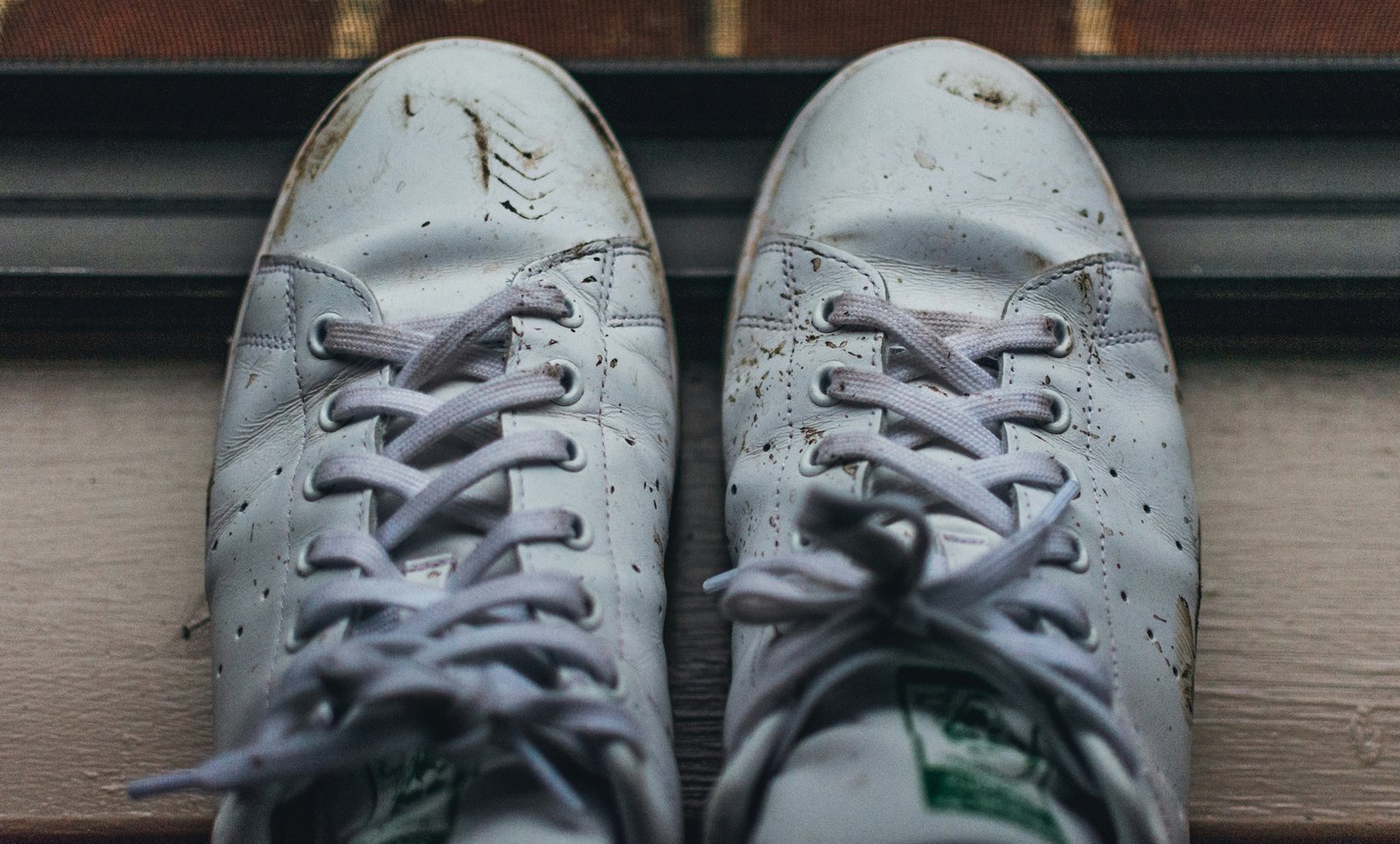 Turnschuhe mit Flecken bei der Reinigung