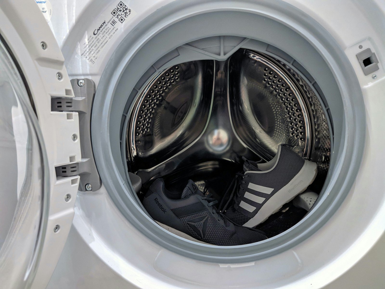 Turnschuhe vor der Waschmaschine