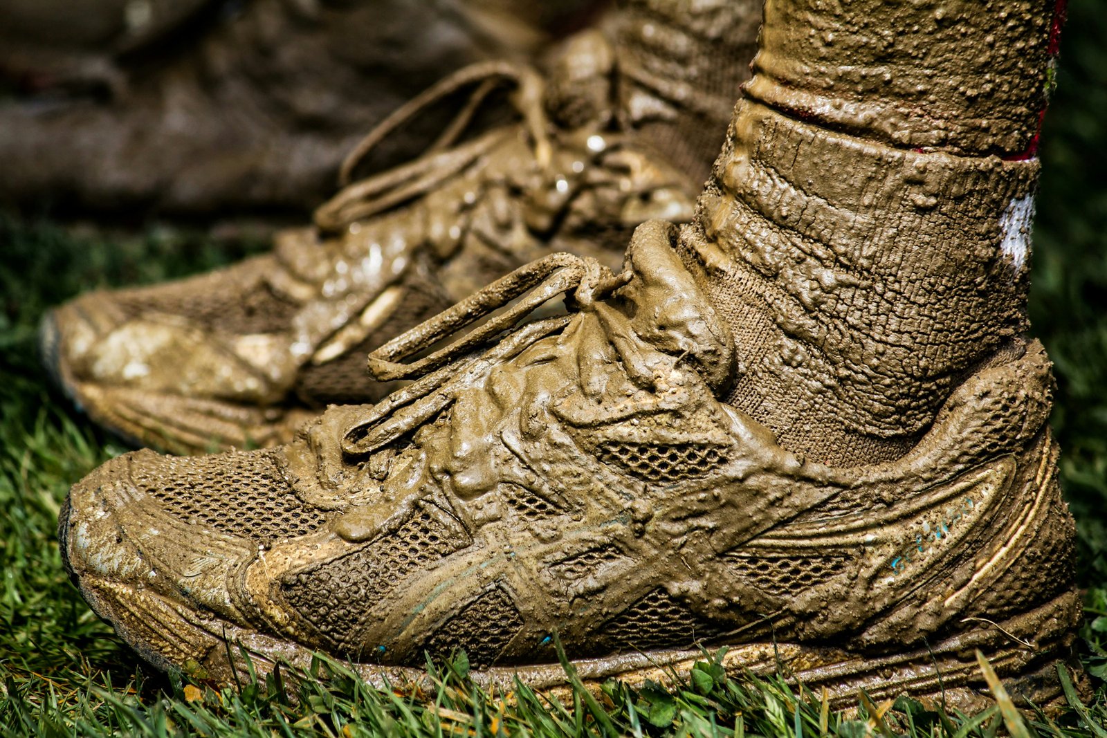 Verschlammte Turnschuhe nach Regen