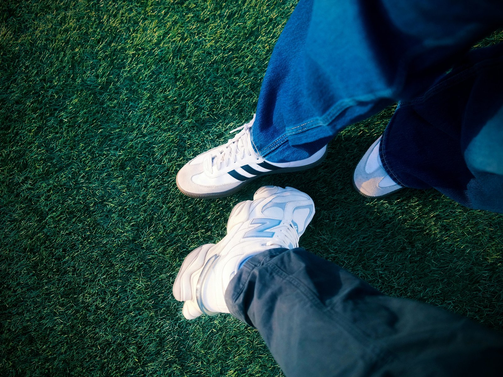 Weiße Turnschuhe bei der Reinigung